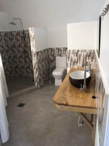 姆托瓦姆布Jua Manyara Lodge & Camp Site的一间带水槽、淋浴和卫生间的浴室