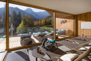 辛特利斯哈斯霍夫泽博斯特酒店的享有游泳池和山脉景致的度假屋