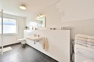 施特拉尔松德Zur Alten Schmiede的白色的浴室设有水槽和卫生间。