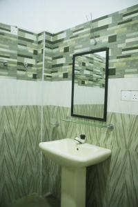 蒂瑟默哈拉默Sunset Villa的一间带水槽和镜子的浴室