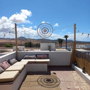 SooSunset house的带沙发并享有沙漠景致的屋顶露台