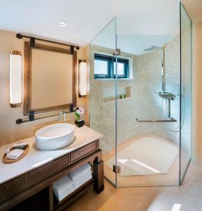 Ko NakaThe Naka Island, a Luxury Collection Resort & Spa, Phuket的带淋浴、盥洗盆和浴缸的浴室