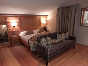 沃兰Hotel Restaurant Kirchsteiger的酒店客房,配有床和沙发
