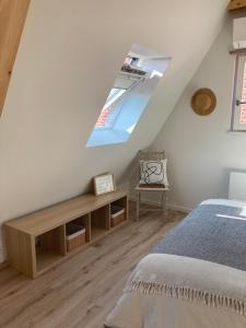 奥贝奈La Grange 1578的一间卧室配有一张床和天窗