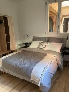 奥贝奈La Grange 1578的卧室内的一张大床,设有窗户