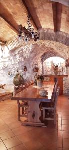 普雷托罗La grotta di NiMa的一间设有桌子和石墙的用餐室