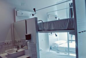 马拉加菲尔苏荷马拉加旅馆的一间带双层床和盥洗盆的浴室