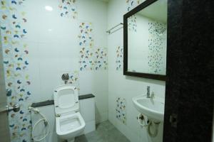 戈尔哈布尔Hotel Anand的一间带水槽、卫生间和镜子的浴室