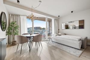 雷克雅未克Brand New Downtown Harbor Apartment的客厅配有床和桌椅