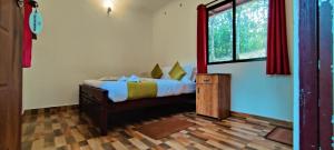 蒙纳Chalona Hill View的一间卧室设有一张床和一个窗口