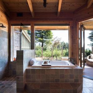 大苏尔Alila Ventana Big Sur, All Inclusive Adults Only的带浴缸的大窗户