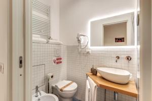 那不勒斯La Corte Di Partenope的白色的浴室设有水槽和卫生间。