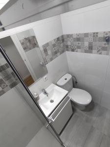 瓦伦西亚Apartamento delux2的浴室配有白色卫生间和盥洗盆。