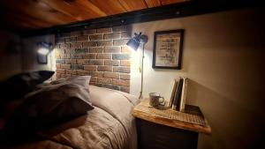 阿巴迪亚圣萨尔瓦托雷Casa22的一间卧室设有一张床和砖墙