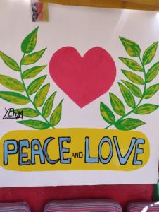 卢克索Bob Marley Peace hostels luxor的充满爱与爱的心灵与和平的标志