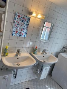 Schönau an der BrendBauernhaus in der Bayrischen Rhön的白色的浴室设有两个盥洗盆和镜子