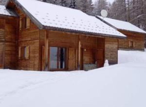 德沃吕伊Demi-chalet En Duplex ,3 chambres的屋顶上积雪的木屋