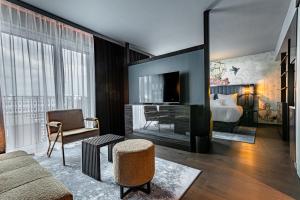汉堡NYX Hotel Hamburg by Leonardo Hotels的带沙发、床和电视的客厅