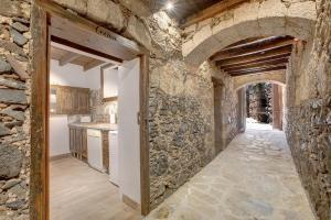 比拉夫洛尔Casa Tajinaste的通往带石墙的厨房的入口