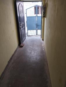 瓦拉纳西Sri Viswanatham Guest House的一条空的走廊,有门和门
