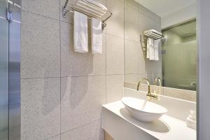 YongjaeBrowndot Signature Hotel的白色的浴室设有水槽和镜子