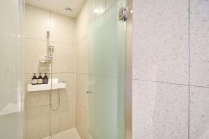 YongjaeBrowndot Signature Hotel的浴室里设有玻璃门淋浴