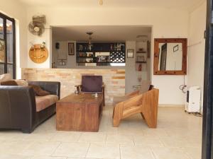 KigoRosa negra kampala的带沙发和咖啡桌的客厅