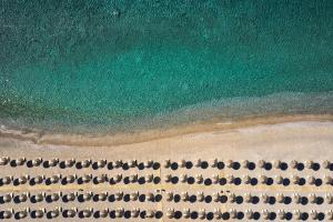 吉奥塔略Labranda Kiotari Miraluna Resort的海滩空中美景,配有遮阳伞
