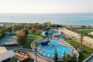 吉奥塔略Labranda Kiotari Miraluna Resort的享有带游泳池的度假村的空中景致