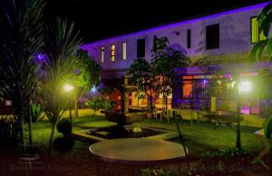 阿西里弗Galaxy Resort Kitengela的一座带庭院的建筑,晚上有灯光