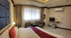 三峡爱莉亚汽车旅馆的酒店客房,配有床和电视