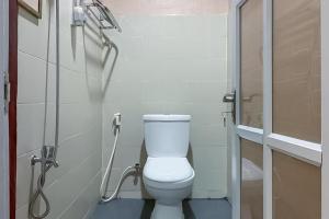 丹戎槟榔RedDoorz Syariah @ Jl D I Panjaitan Batu 7 Tanjung Pinang的一间带卫生间和淋浴的浴室