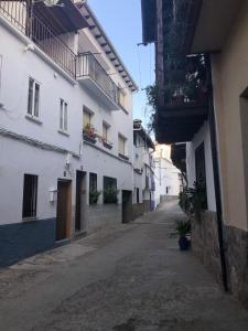 Casas del CastañarEl Nido, Casa Rural的一条空洞的小巷,街上有白色的建筑