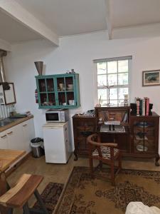 斯坦福Rhus Cottage.的厨房配有木制家具和绿色的橱柜