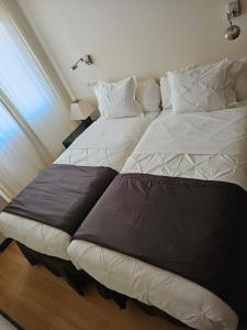 布尔戈斯hotel asador versus的卧室内两张并排的床