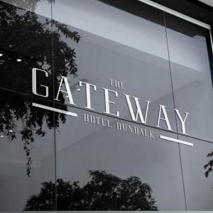 邓多克The Gateway Hotel的带有大门酒店杜勒姆标志的玻璃建筑