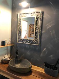 斯帕Au Bien-Etre à Deux的一间带石制水槽和镜子的浴室