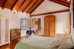 巴尔韦尔德Las Guindas的一间卧室配有一张床、一张桌子和一个窗户。