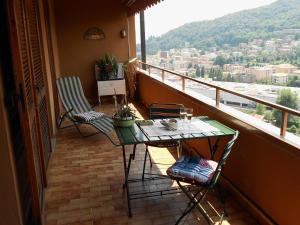 切尔诺比奥拉科利纳多罗度假屋的阳台配有两把椅子和一张桌子