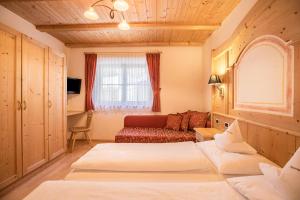 科瓦拉因巴迪亚App Lisüra Cir的一间带两张床和一张沙发的卧室