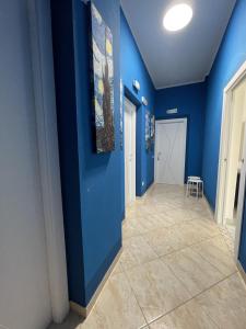 普拉Edeler House的走廊设有蓝色的墙壁和瓷砖地板