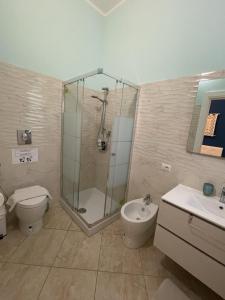普拉Edeler House的带淋浴、卫生间和盥洗盆的浴室