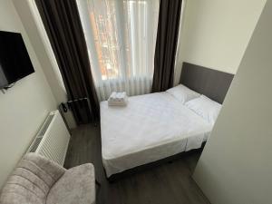 埃迪尔内Maritsa Hotel的一间小卧室,配有白色的床和窗户