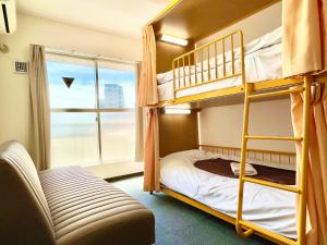 东京樱花酒店的双层床间 - 带两张双层床和一扇窗户