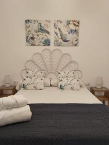 科尔多瓦Hostel Mayflowers的卧室配有一张墙上有两张照片的床。
