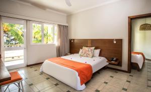 蒙舒瓦西Tarisa Resort & Spa的一间卧室设有一张大床和一个窗户。