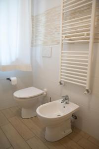 瓦雷泽Cimoneight的白色的浴室设有卫生间和水槽。