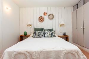 伊蒙Casa rural 4 estrellas Chocolat Imón的卧室配有一张白色大床和两盏灯。