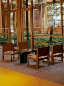 巴统Rooms Hotel Batumi的一套椅子和桌子,在一座建筑里