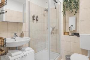 慕尼黑PRIME - City Apartment für 6 - Neu & Modern的带淋浴、盥洗盆和卫生间的浴室